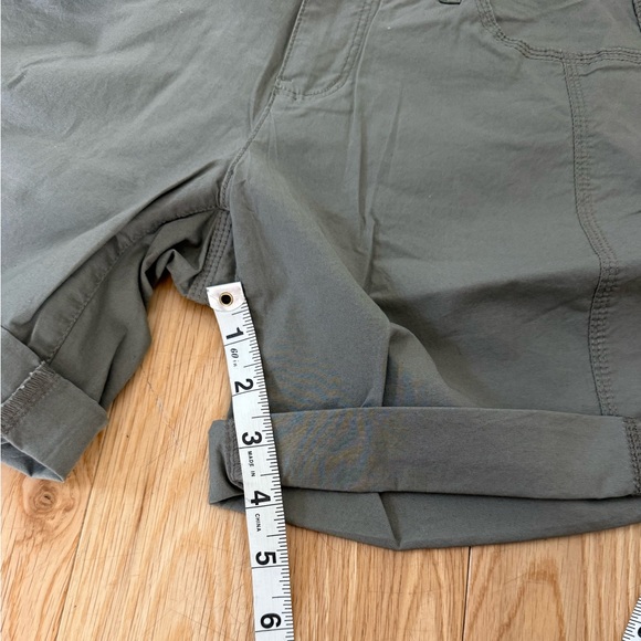 DKNY Convertible Army Green Shorts Size 2 - Picture 7 of 9